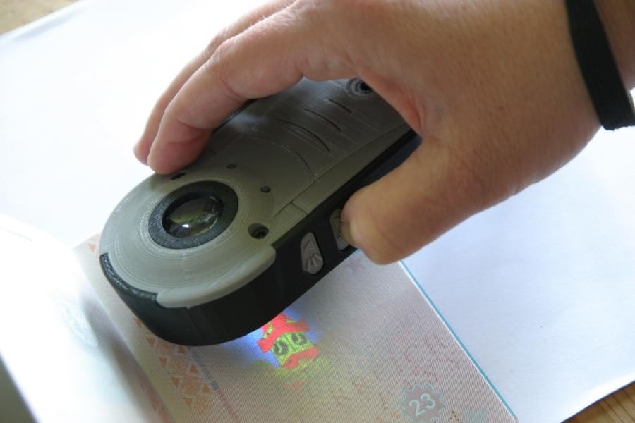 Verificación de un pasaporte con Doculus Lumus